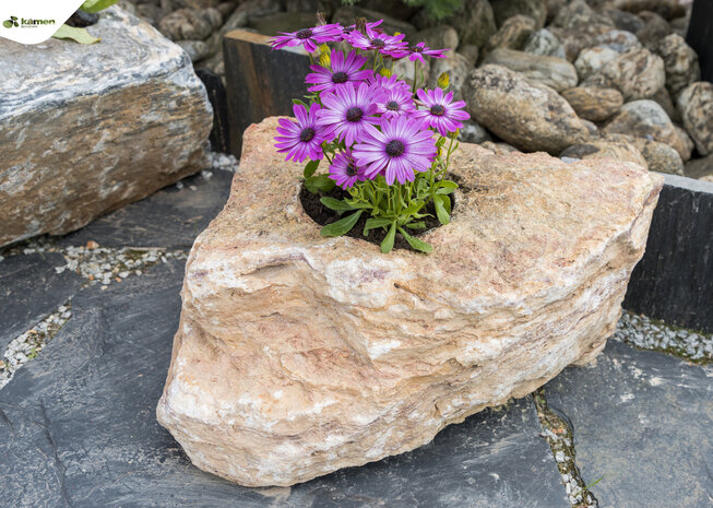 Kamenný květináč