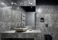Mramorové umyvadlo z přírodního kamene jako dominanta moderní koupelny