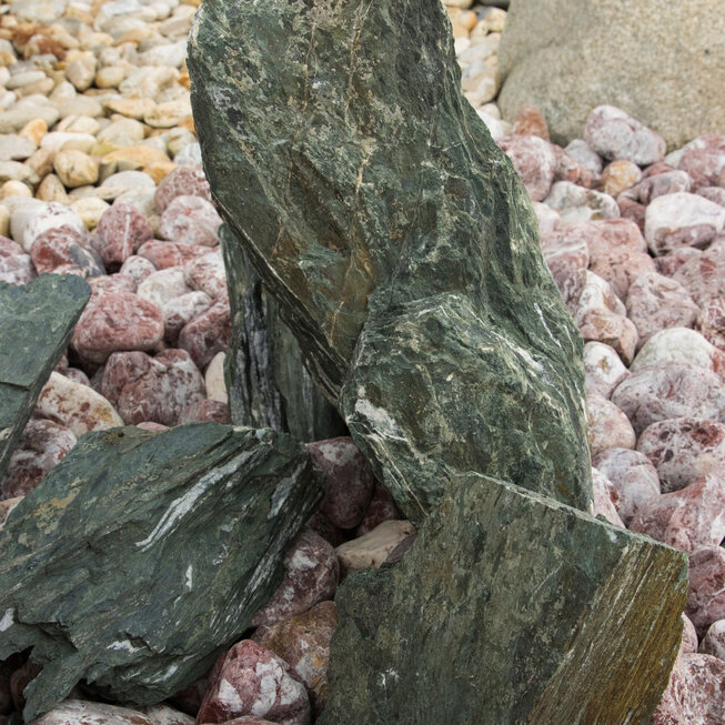 Serpentin SE65 kusový kámen / lomový kámen
